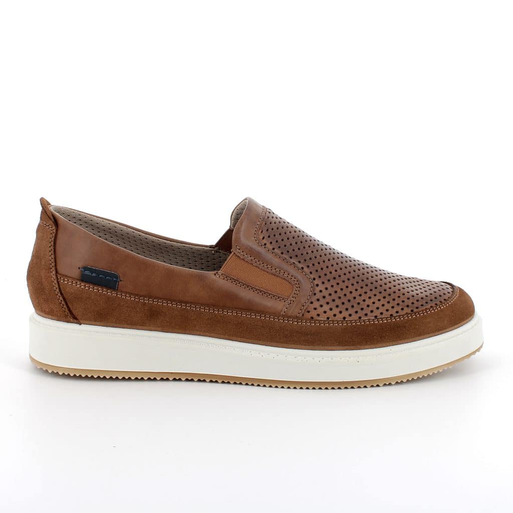 נעל לגבר בסיגנון מוקסין , עור אמיתי, מדרס מרופד. תוצרת איטליה.