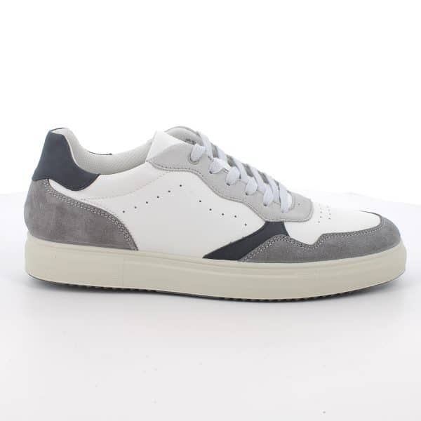 סניקרס נוחות לגברים מעור טבעי רך. סוליה קלה וגמישה לנוחות לאורך כל היום. תוצרת איטליה.