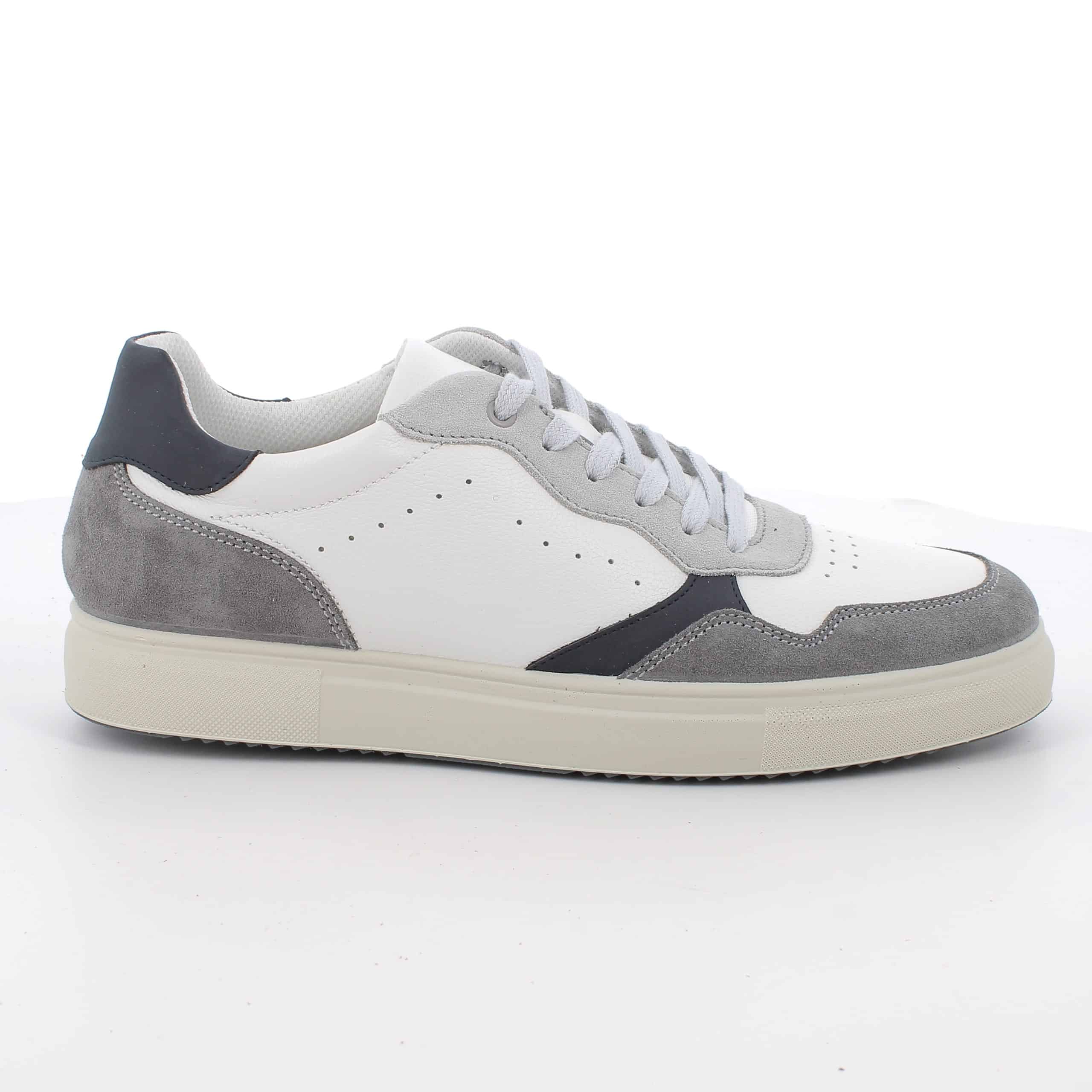 סניקרס נוחות לגברים מעור טבעי רך. סוליה קלה וגמישה לנוחות לאורך כל היום. תוצרת איטליה.