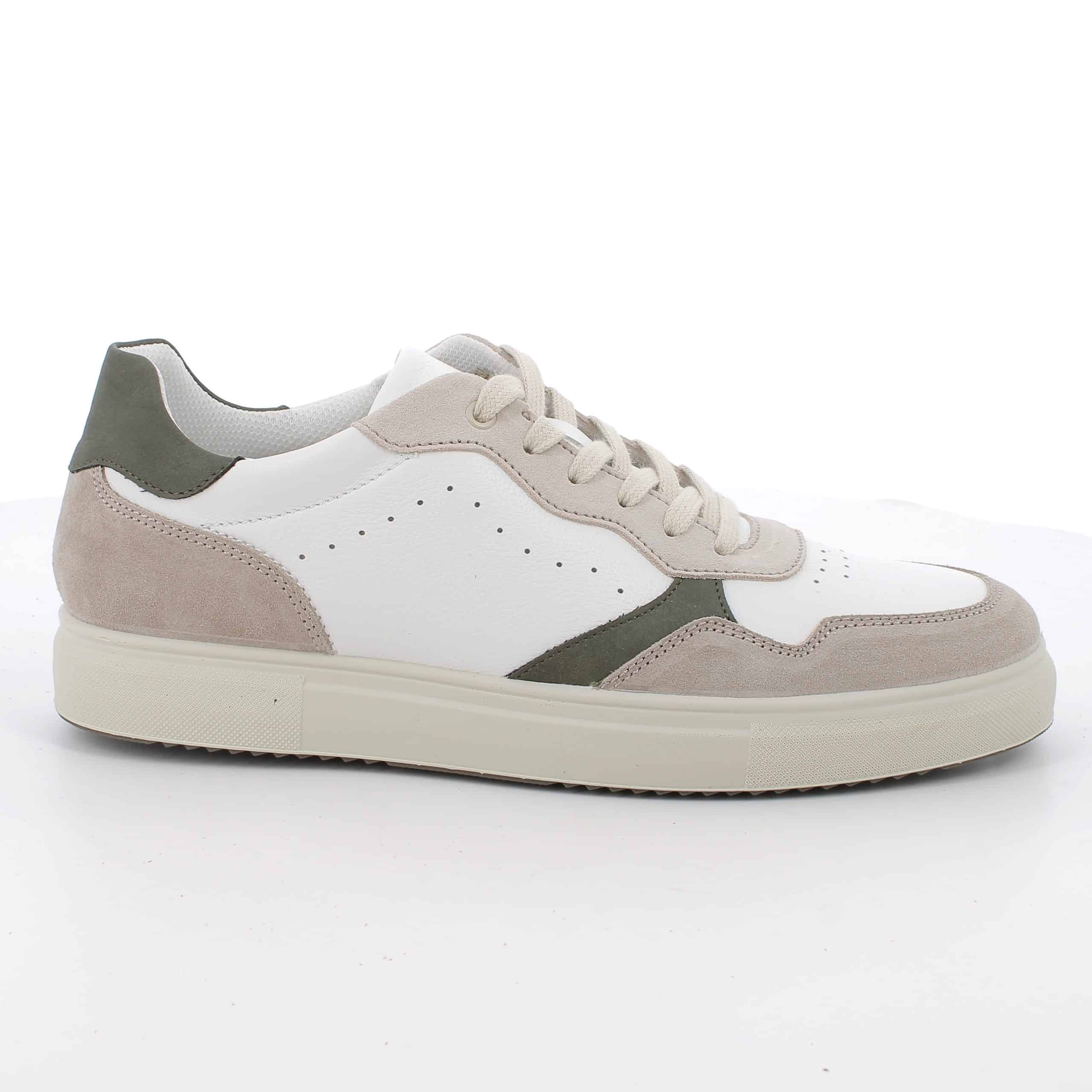 סניקרס נוחות לגברים מעור טבעי רך. סוליה קלה וגמישה לנוחות לאורך כל היום. תוצרת איטליה.