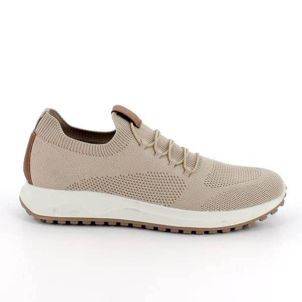 סניקרס קלות לגברים עם חלק עליון אלסטי ונושם. סוליה קלה עם בלימת זעזועים מעניקה נוחות מרבית בהליכה. תוצרת איטליה.