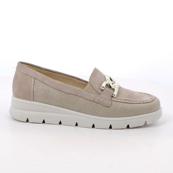 על קלה וגמישה בסיגנון מוקסין, שילוב עור אמיתי ובד, עם מדרס מרופד. תוצרת איטליה