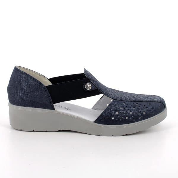 נעלי נוחות לנשים מעור טבעי רך עם חורי אוורור לנשימה טובה. דגם קל עם מדרס רך לנוחות לאורך כל היום. תוצרת איטליה.