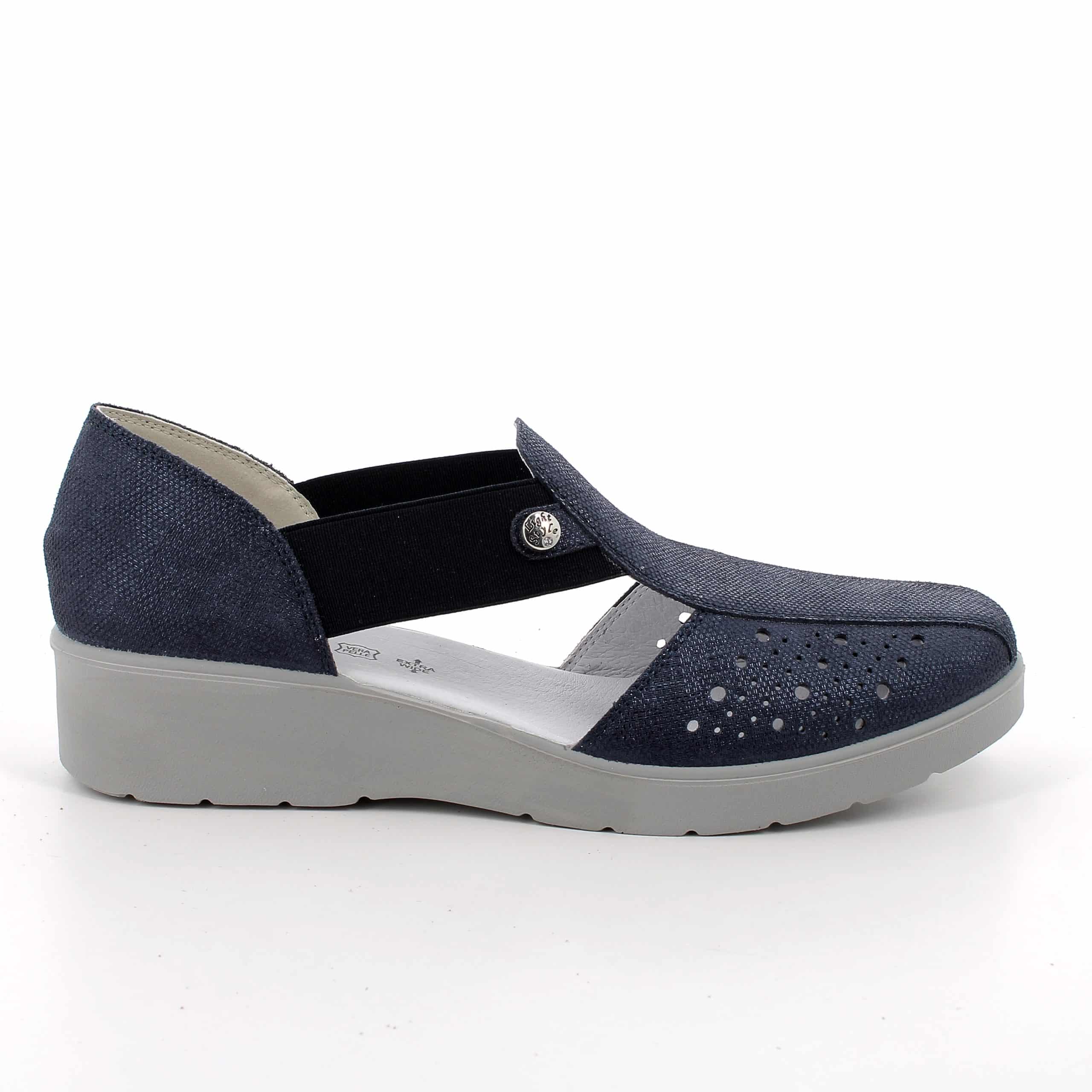 נעלי נוחות לנשים מעור טבעי רך עם חורי אוורור לנשימה טובה. דגם קל עם מדרס רך לנוחות לאורך כל היום. תוצרת איטליה.