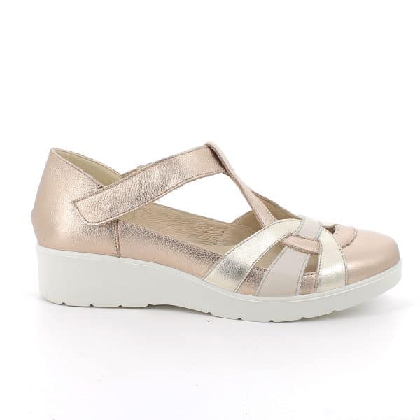 נעלי נוחות לנשים מעור טבעי רך עם חורים לאוורור טוב לכף הרגל. דגם קל עם מדרס רך לנוחות לאורך כל היום. תוצרת איטליה.