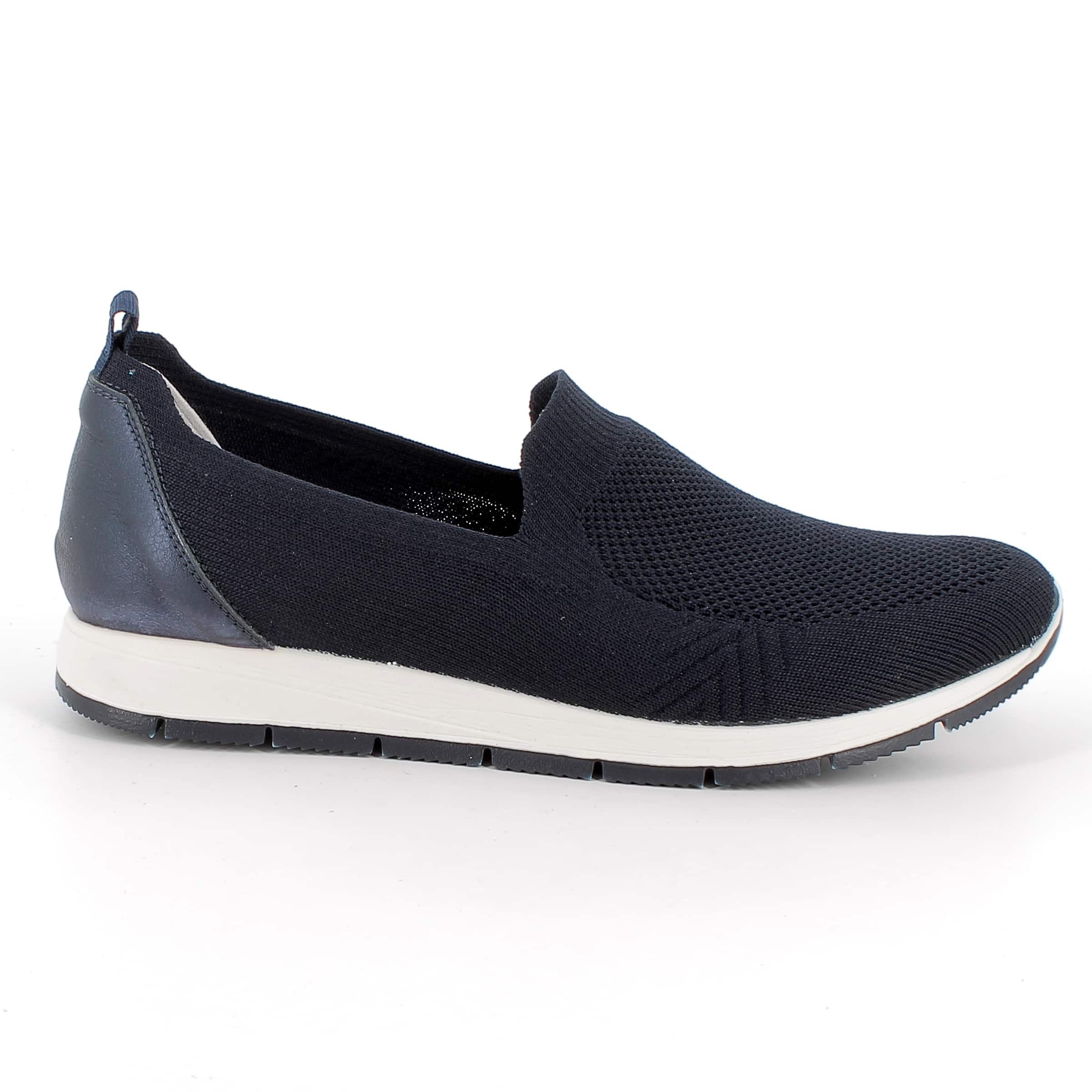 נעלי סליפ-און קלות ונוחות במיוחד עם בד נושם וגמיש להתאמה מושלמת לכף הרגל. תוצרת איטליה.
