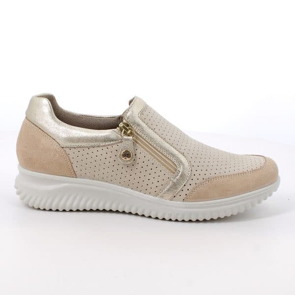 סניקרס נוחות מעור טבעי רך במיוחד עם חורים לאוורור טוב לכף הרגל. דגם קל עם מדרס רך וסוליה קלה עם בלימת זעזועים לנוחות לאורך כל היום. תוצרת איטליה.