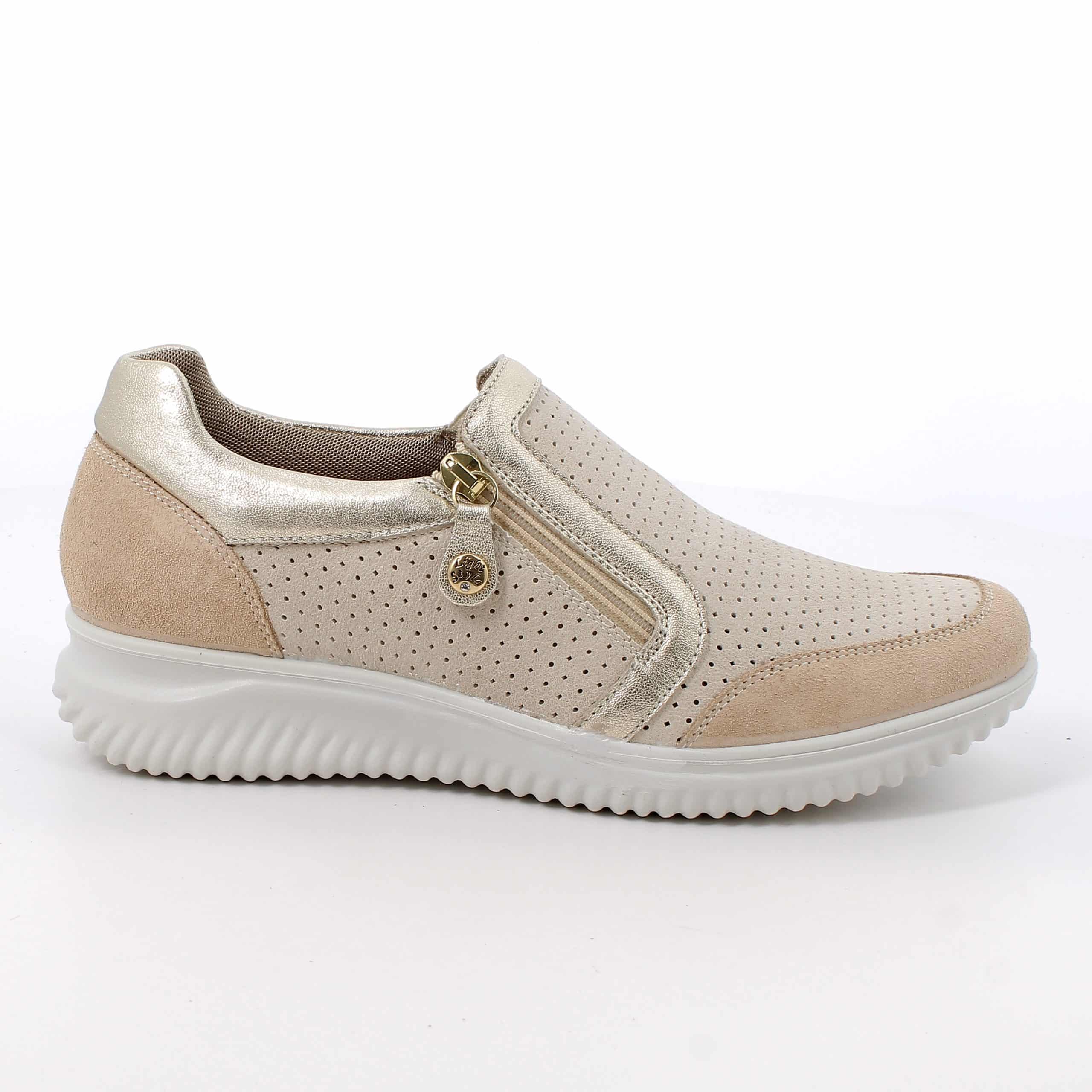 סניקרס נוחות מעור טבעי רך במיוחד עם חורים לאוורור טוב לכף הרגל. דגם קל עם מדרס רך וסוליה קלה עם בלימת זעזועים לנוחות לאורך כל היום. תוצרת איטליה.