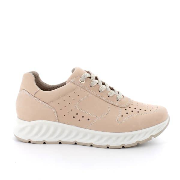 סניקרס נוחות מעור טבעי רך במיוחד עם חורים לאוורור טוב לכף הרגל. דגם קל עם מדרס רך וסוליה קלה עם בלימת זעזועים לנוחות לאורך כל היום. תוצרת איטליה.