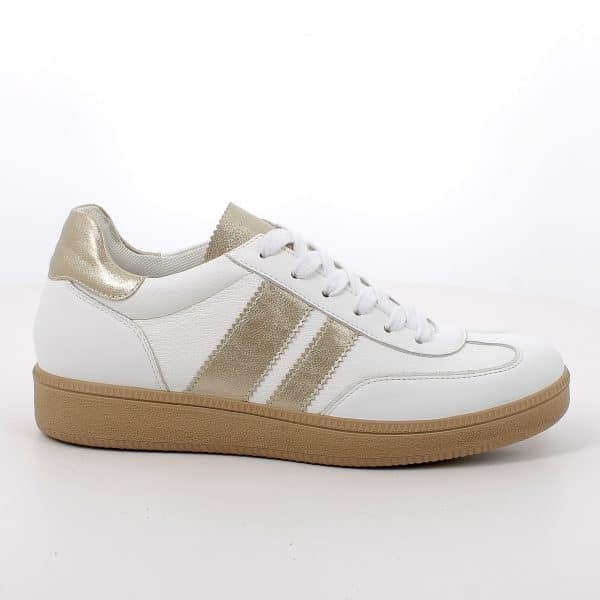 נעלי סניקרס מעור איכותי בעיצוב ספורט-אלגנט לנוחות מושלמת. דגם קל עם מדרס אורטופדי רך ובלימת זעזועים בעקב, לתמיכה ונוחות מקסימלית לאורך כל היום. תוצרת איטליה.