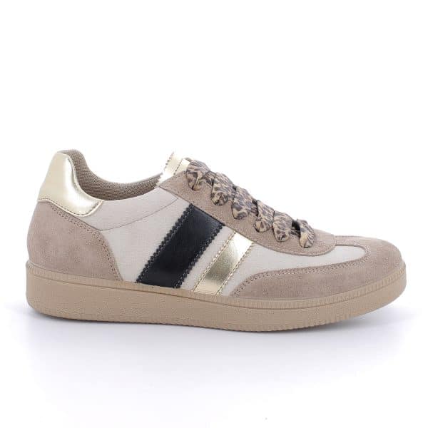 נעלי סניקרס מעור איכותי בעיצוב ספורט-אלגנט לנוחות מושלמת. דגם קל עם מדרס אורטופדי רך ובלימת זעזועים בעקב, לתמיכה ונוחות מקסימלית לאורך כל היום. תוצרת איטליה.