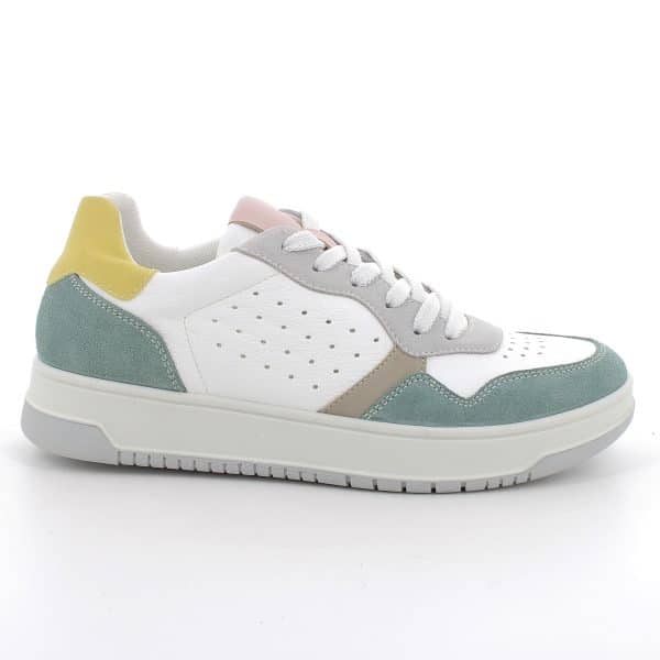 נעלי סניקרס מעור עם חורי אוורור, קלות ונוחות במיוחד, סוליה גמישה ובלימת זעזועים. תוצרת איטליה.