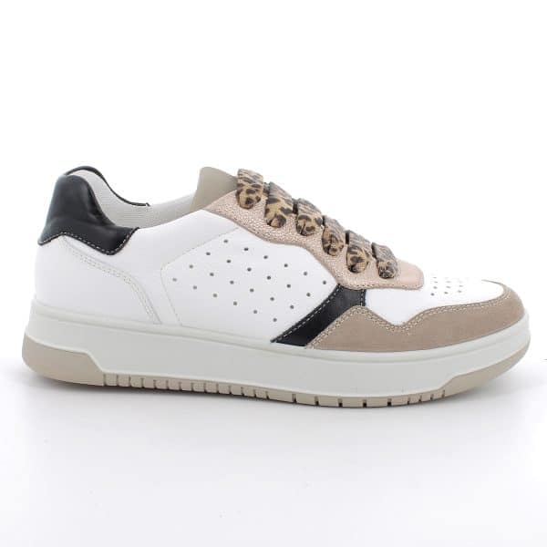 נעלי סניקרס מעור עם חורי אוורור, קלות ונוחות במיוחד, סוליה גמישה ובלימת זעזועים. תוצרת איטליה.