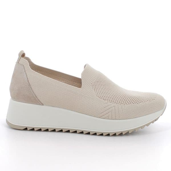 נעלי סליפ-און קלות ונוחות במיוחד עם בד נושם וגמיש להתאמה מושלמת לכף הרגל. תוצרת איטליה.