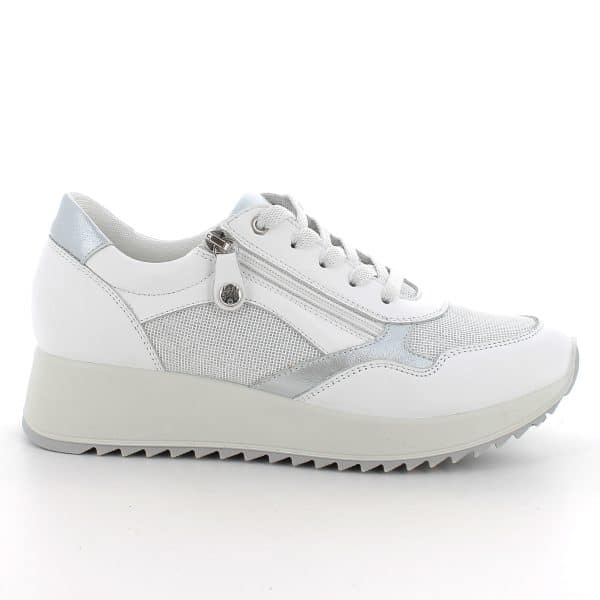 נעלי סניקרס מעור עם חורי אוורור, קלות ונוחות במיוחד, סוליה גמישה ובלימת זעזועים. תוצרת איטליה.