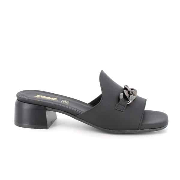 כפכפי עקב מעור איכותי חיצוני ופנימי. דגם עם מדרך רך לנוחות לאורך כל היום. תוצרת איטליה