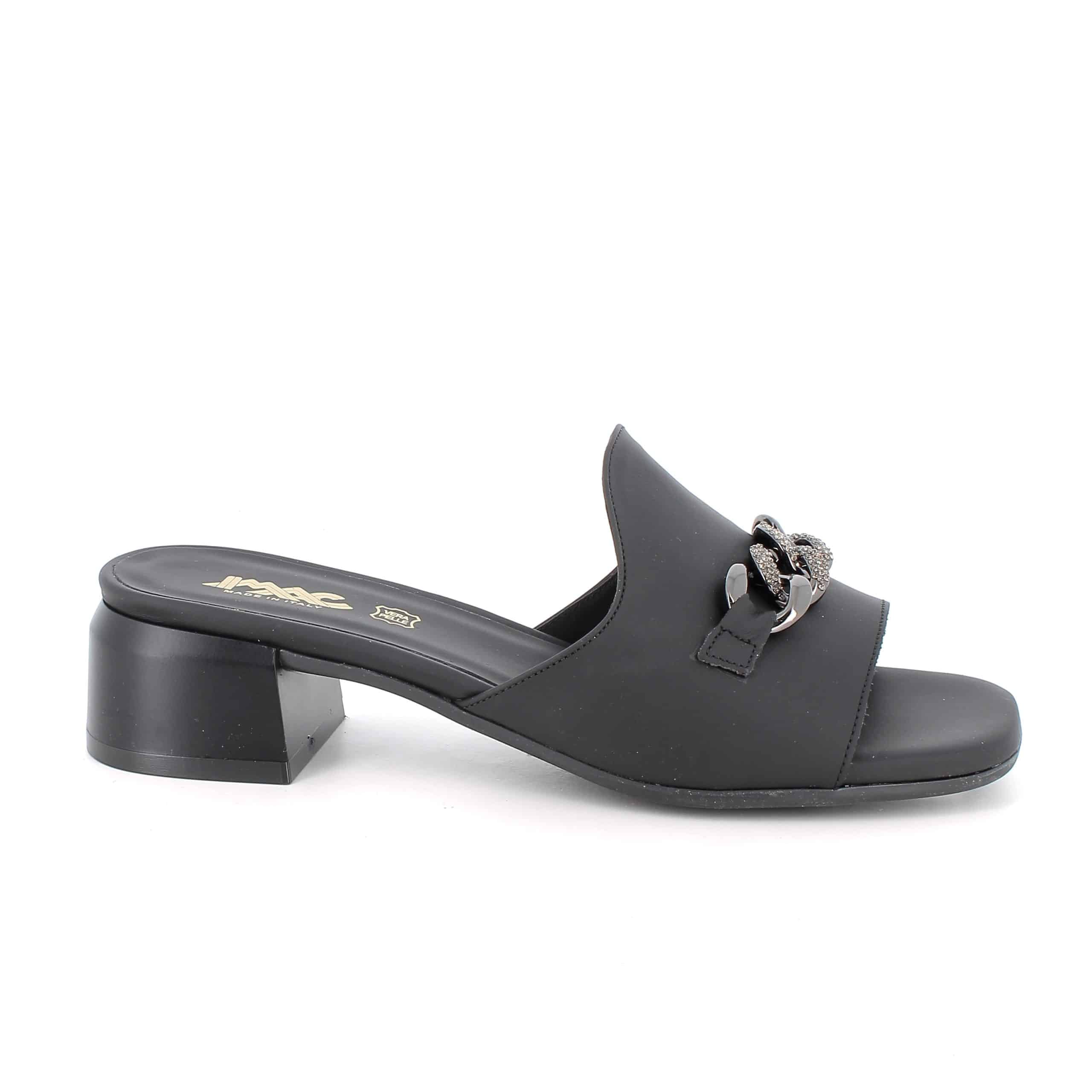 כפכפי עקב מעור איכותי חיצוני ופנימי. דגם עם מדרך רך לנוחות לאורך כל היום. תוצרת איטליה