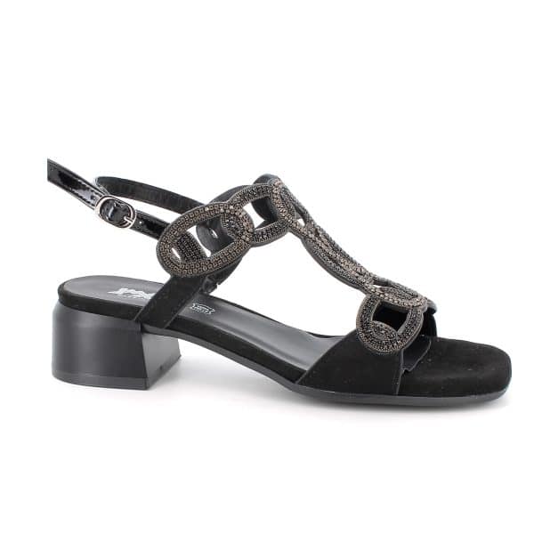 סנדלי עקב מעור איכותי בעיצוב אלגנטי עם פרטים דקורטיביים למראה ייחודי. דגם עם מדרך רך ועקב יציב ונוח לנוחות לאורך כל היום. תוצרת איטליה