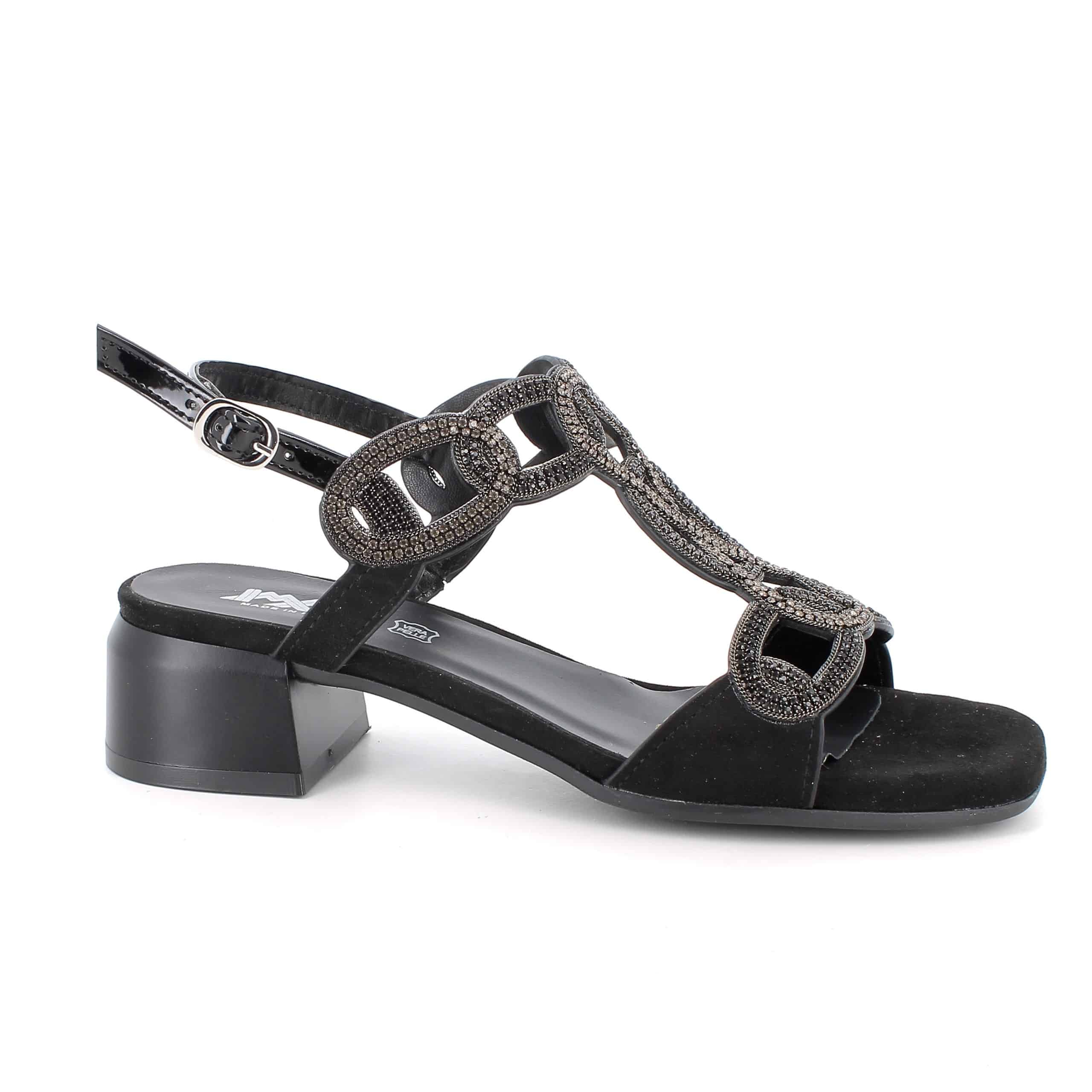 סנדלי עקב מעור איכותי בעיצוב אלגנטי עם פרטים דקורטיביים למראה ייחודי. דגם עם מדרך רך ועקב יציב ונוח לנוחות לאורך כל היום. תוצרת איטליה