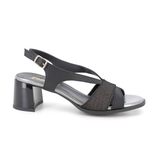 סנדלי עקב מעור איכותי בעיצוב נקי ואלגנטי לנוחות מושלמת. דגם עם מדרך רך ועקב יציב ונוח לנוחות לאורך כל היום. תוצרת איטליה