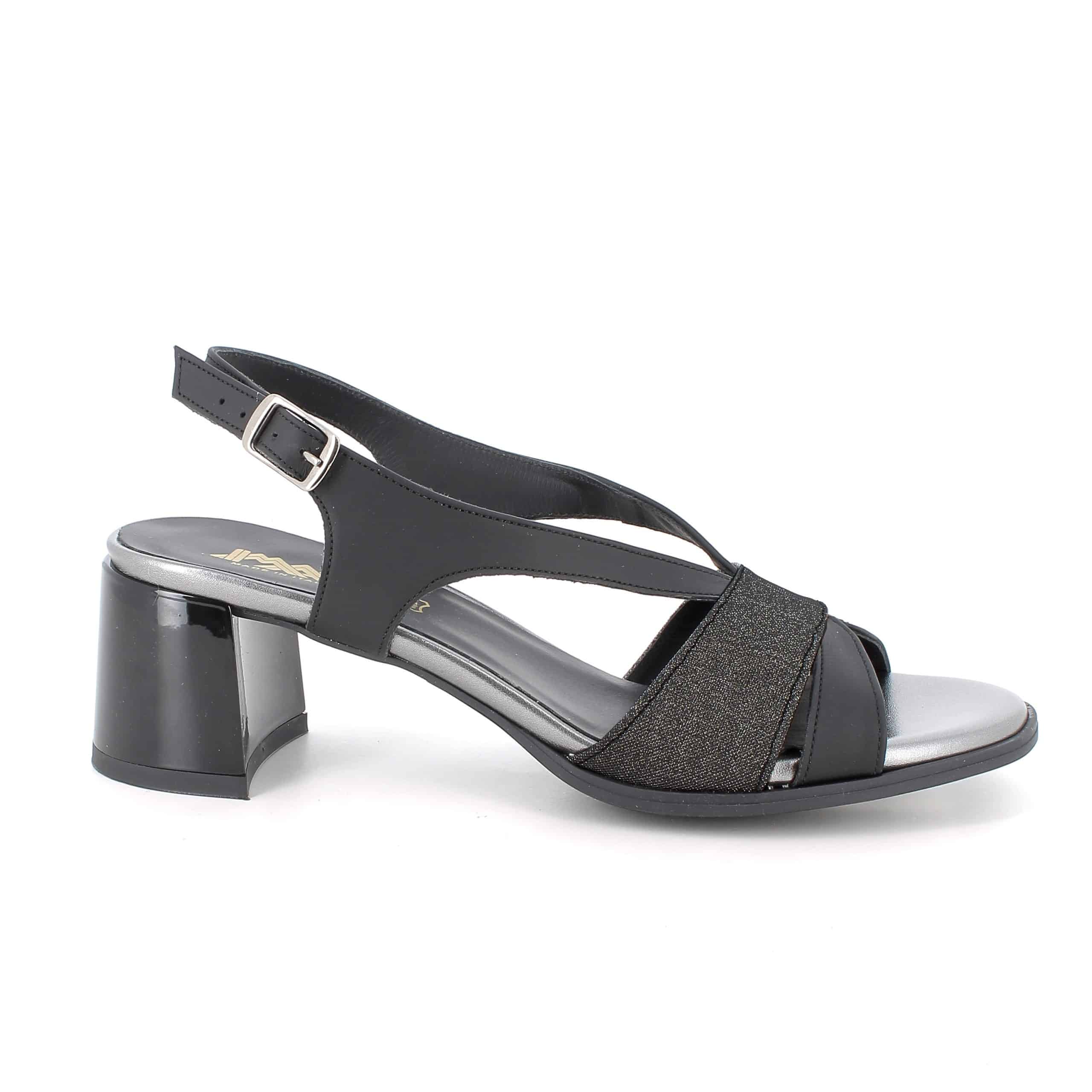 סנדלי עקב מעור איכותי בעיצוב נקי ואלגנטי לנוחות מושלמת. דגם עם מדרך רך ועקב יציב ונוח לנוחות לאורך כל היום. תוצרת איטליה