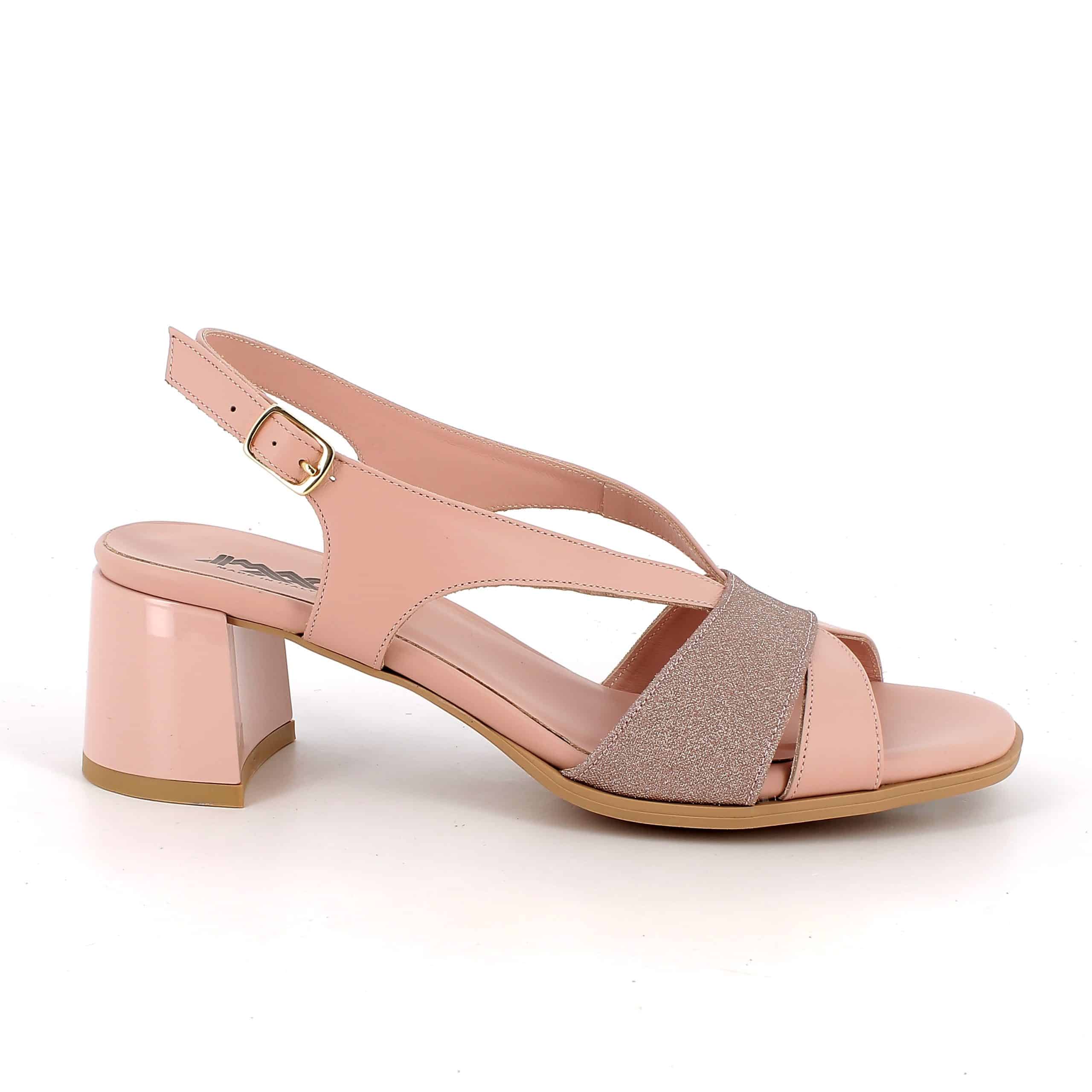 סנדלי עקב מעור איכותי בעיצוב נקי ואלגנטי לנוחות מושלמת. דגם עם מדרך רך ועקב יציב ונוח לנוחות לאורך כל היום. תוצרת איטליה.