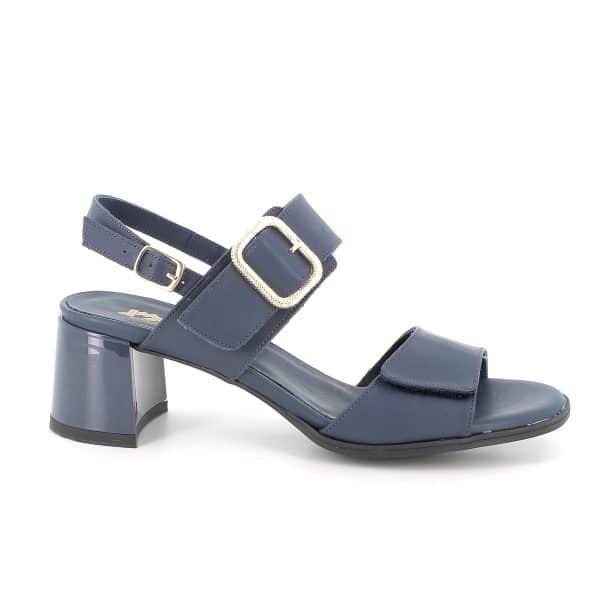 סנדלי עקב מעור איכותי בעיצוב אלגנטי עם אבזם דקורטיבי למראה ייחודי. דגם עם מדרך רך ועקב יציב ונוח לנוחות לאורך כל היום. תוצרת איטליה