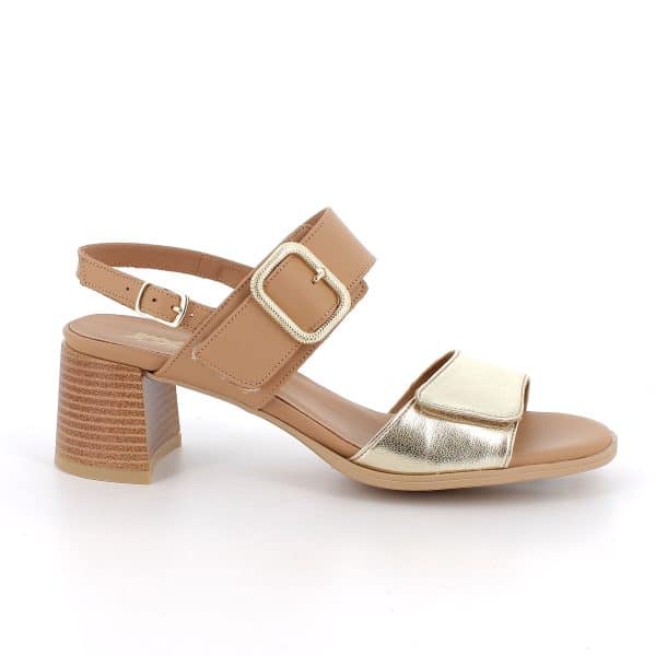 סנדלי עקב מעור איכותי בעיצוב אלגנטי עם אבזם דקורטיבי למראה ייחודי. דגם עם מדרך רך ועקב יציב ונוח לנוחות לאורך כל היום. תוצרת איטליה.