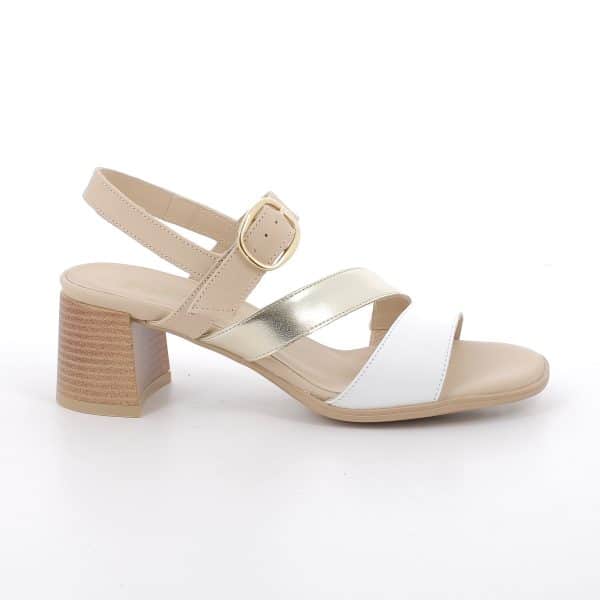 סנדלי עקב מעור איכותי בעיצוב אלגנטי ונקי למראה קיצי וקליל. דגם עם מדרך רך ועקב יציב ונוח לנוחות לאורך כל היום. תוצרת איטליה.