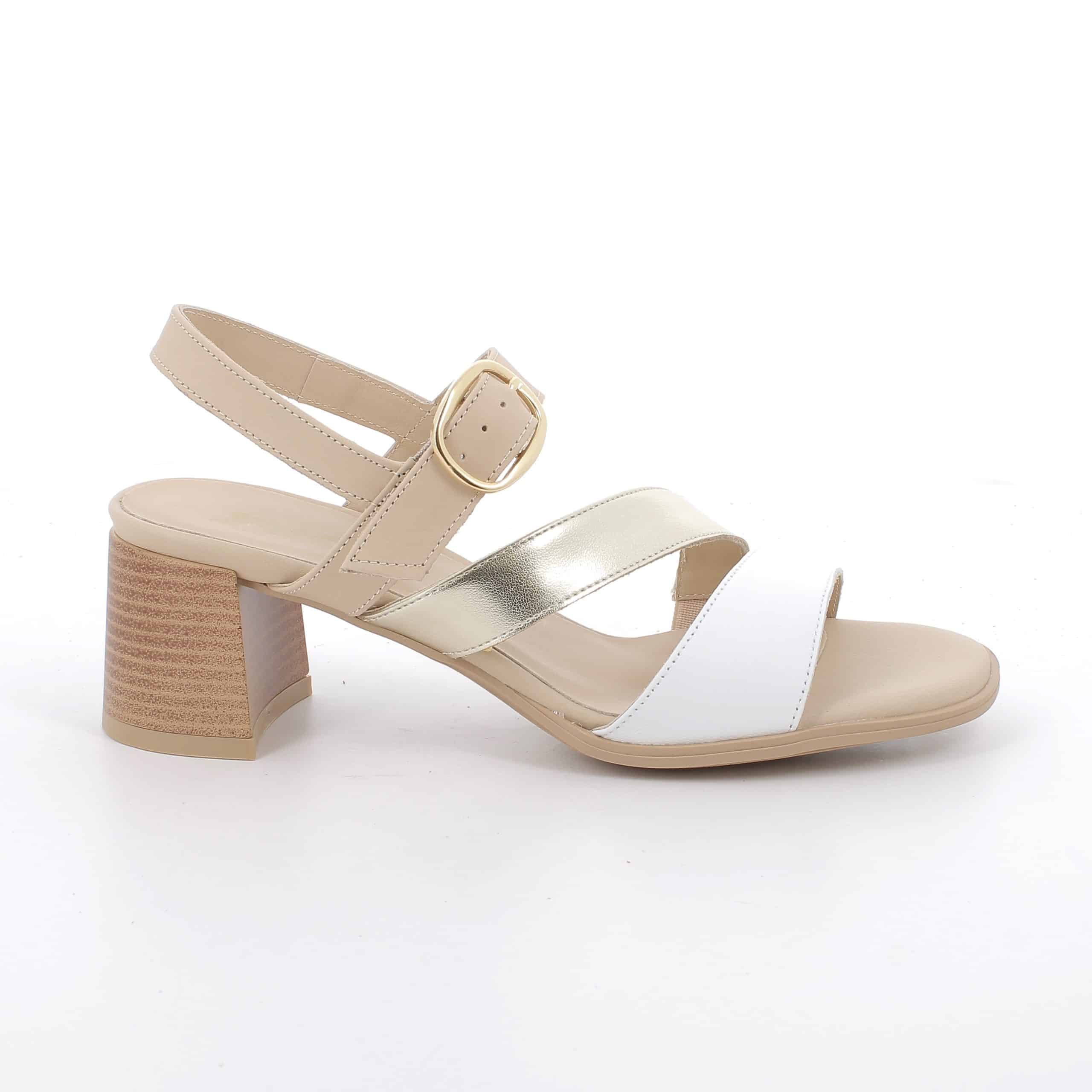 סנדלי עקב מעור איכותי בעיצוב אלגנטי ונקי למראה קיצי וקליל. דגם עם מדרך רך ועקב יציב ונוח לנוחות לאורך כל היום. תוצרת איטליה.