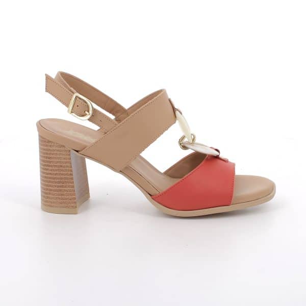 סנדלי עקב מעור איכותי בעיצוב אלגנטי עם שילוב צבעים למראה קיצי ורענן במיוחד. דגם עם מדרך רך ועקב יציב ונוח לנוחות לאורך כל היום. תוצרת איטליה.