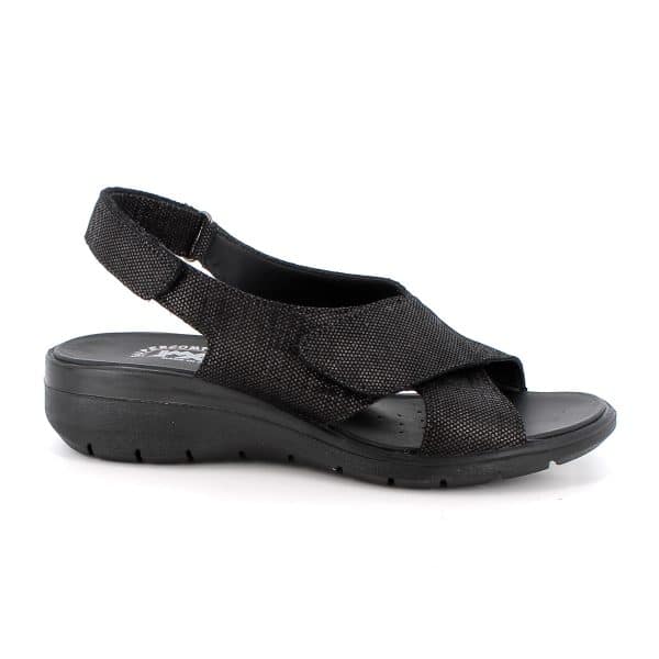 סנדלי נוחות מעור איכותי. דגם קל במיוחד עם מדרך רך, ריפוד פנימי ובלימת זעזועים לנוחות מקסימלית לאורך כל היום. תוצרת איטליה.