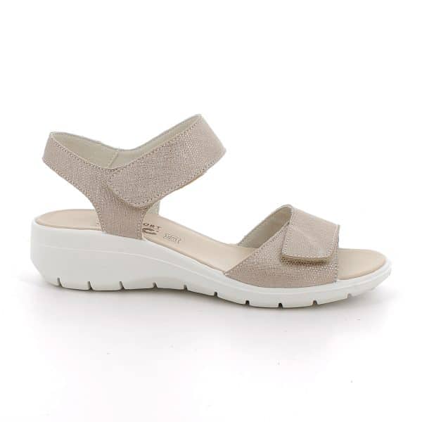 סנדלי נוחות מעור איכותי. דגם קל במיוחד עם מדרך רך, ריפוד פנימי ובלימת זעזועים לנוחות מקסימלית לאורך כל היום. תוצרת איטליה.