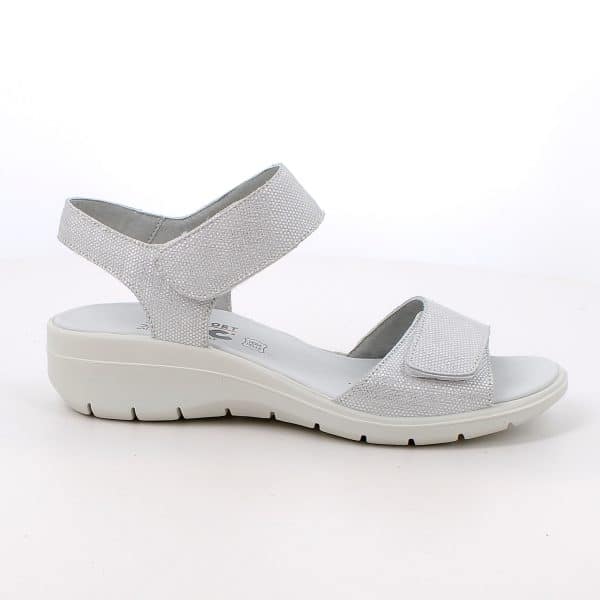 סנדלי נוחות מעור איכותי. דגם קל במיוחד עם מדרך רך, ריפוד פנימי ובלימת זעזועים לנוחות מקסימלית לאורך כל היום. תוצרת איטליה.