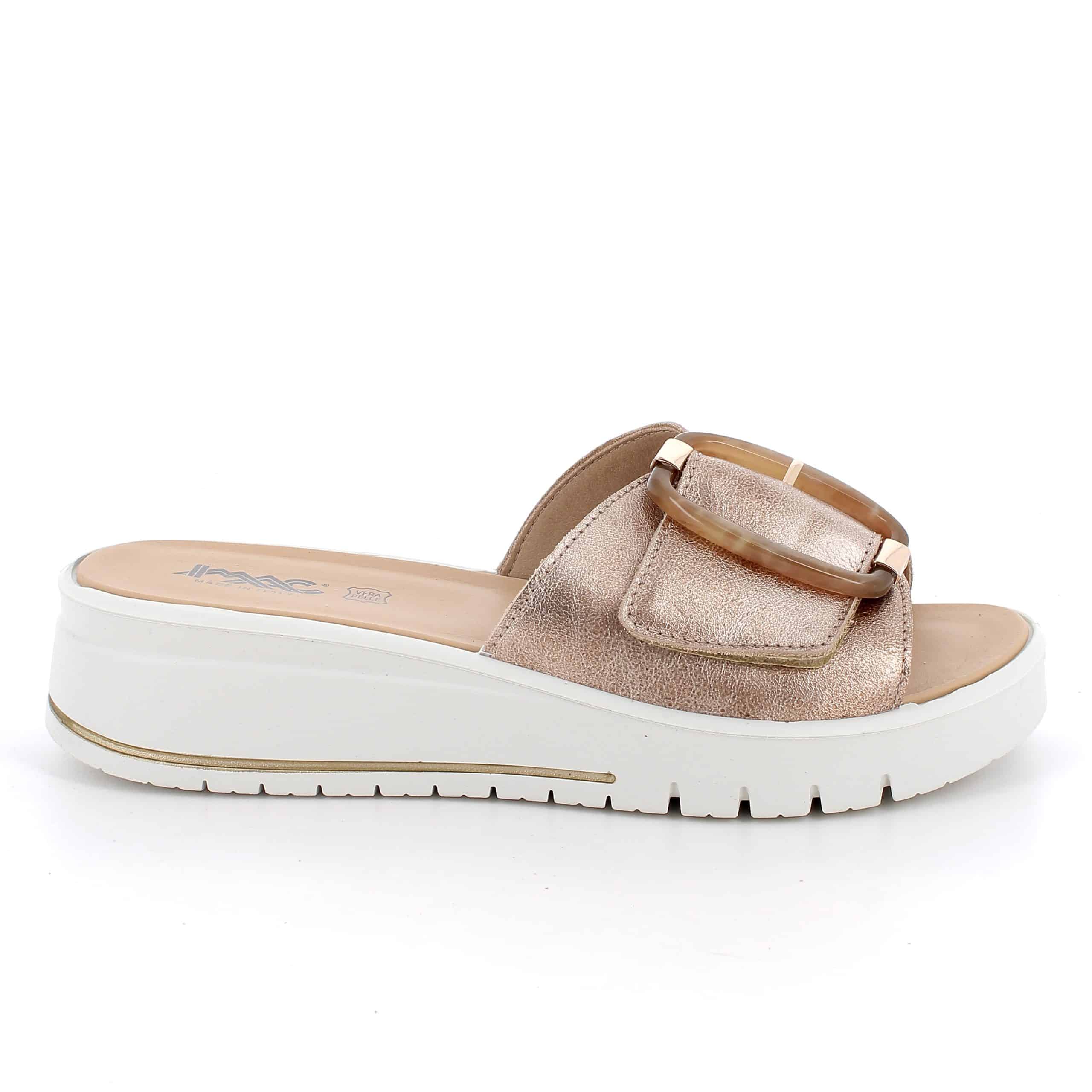 כפכפי עור איכותי בעיצוב מודרני עם אבזם דקורטיבי. דגם קל ונוח במיוחד עם מדרך רך ובלימת זעזועים. תוצרת איטליה.