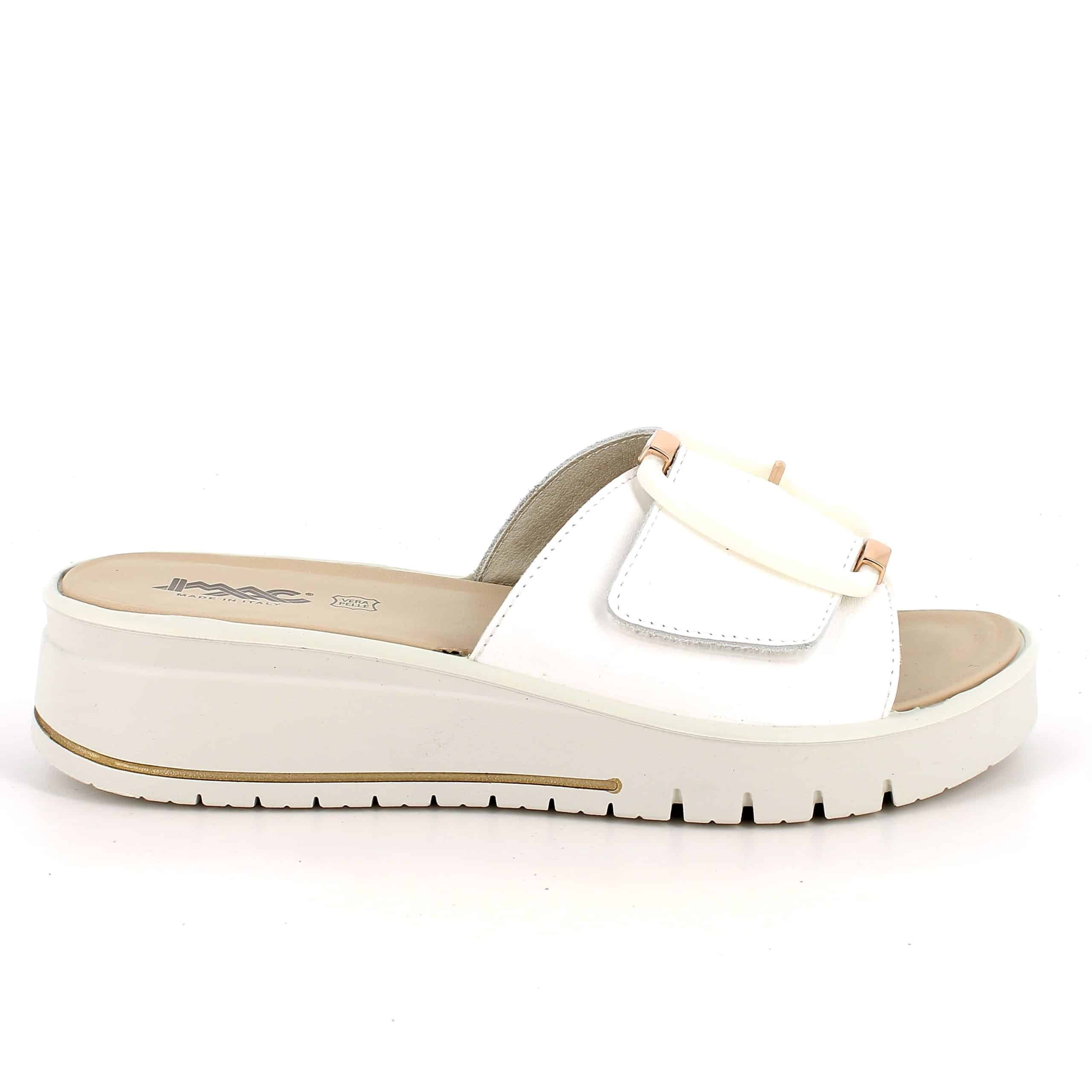 כפכפי עור איכותי בעיצוב מודרני עם אבזם דקורטיבי. דגם קל ונוח במיוחד עם מדרך רך ובלימת זעזועים. תוצרת איטליה.