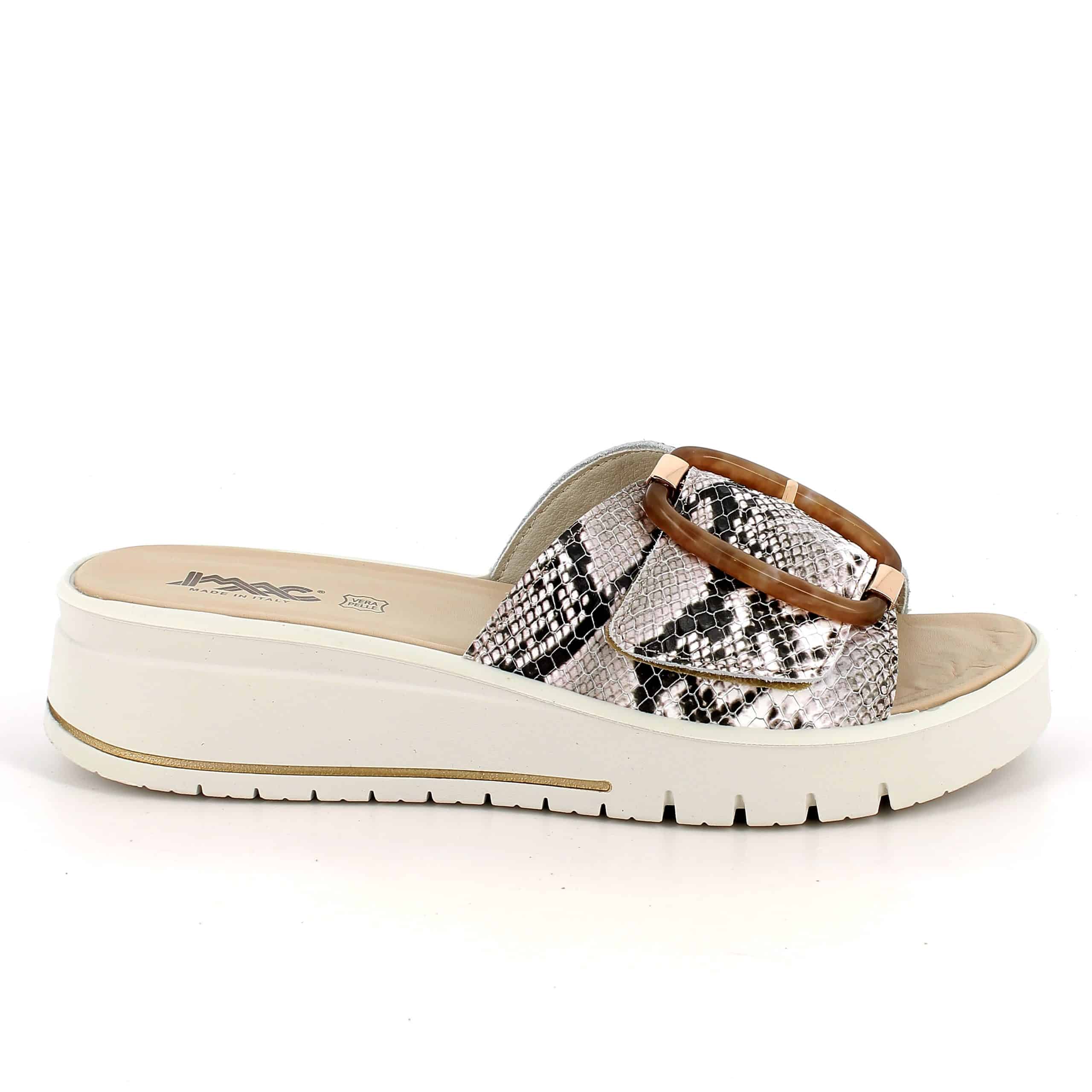 כפכפי עור איכותי בעיצוב מודרני עם אבזם דקורטיבי. דגם קל ונוח במיוחד עם מדרך רך ובלימת זעזועים. תוצרת איטליה.