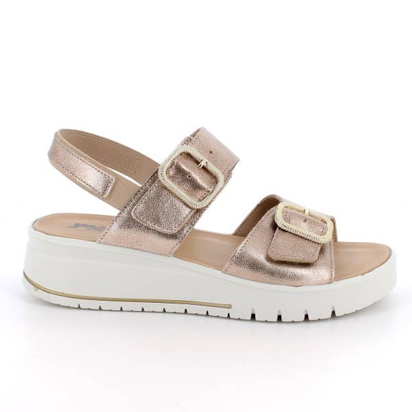 סנדלי עור איכותי בעיצוב מודרני עם אבזמים דקורטיביים מתכווננים. דגם קל ונוח במיוחד עם מדרך רך ובלימת זעזועים. תוצרת איטליה.