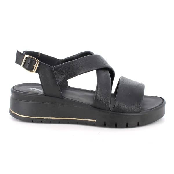 סנדלים בעיצוב מודרני עם רצועות רכות במיוחד. דגם קל ונוח במיוחד עם מדרס עור רך ובלימת זעזועים. תוצרת איטליה.