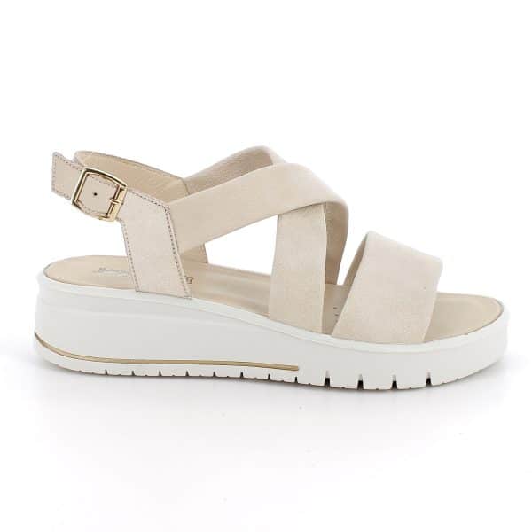 סנדלים בעיצוב מודרני עם רצועות רכות במיוחד. דגם קל ונוח במיוחד עם מדרס עור רך ובלימת זעזועים. תוצרת איטליה.