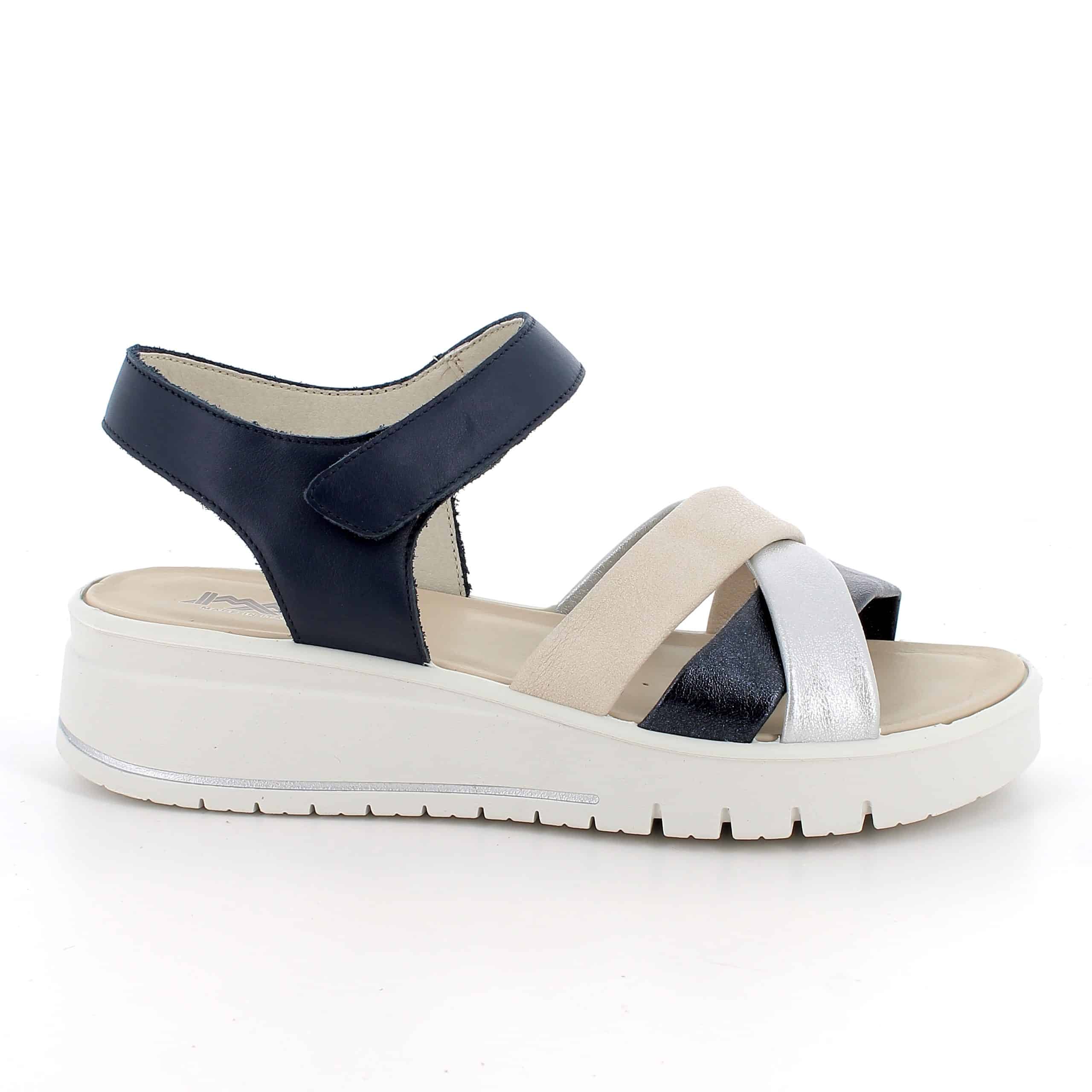 סנדלים בעיצוב מודרני עם רצועות רכות במיוחד. דגם קל ונוח במיוחד עם מדרס עור רך ובלימת זעזועים. תוצרת איטליה.