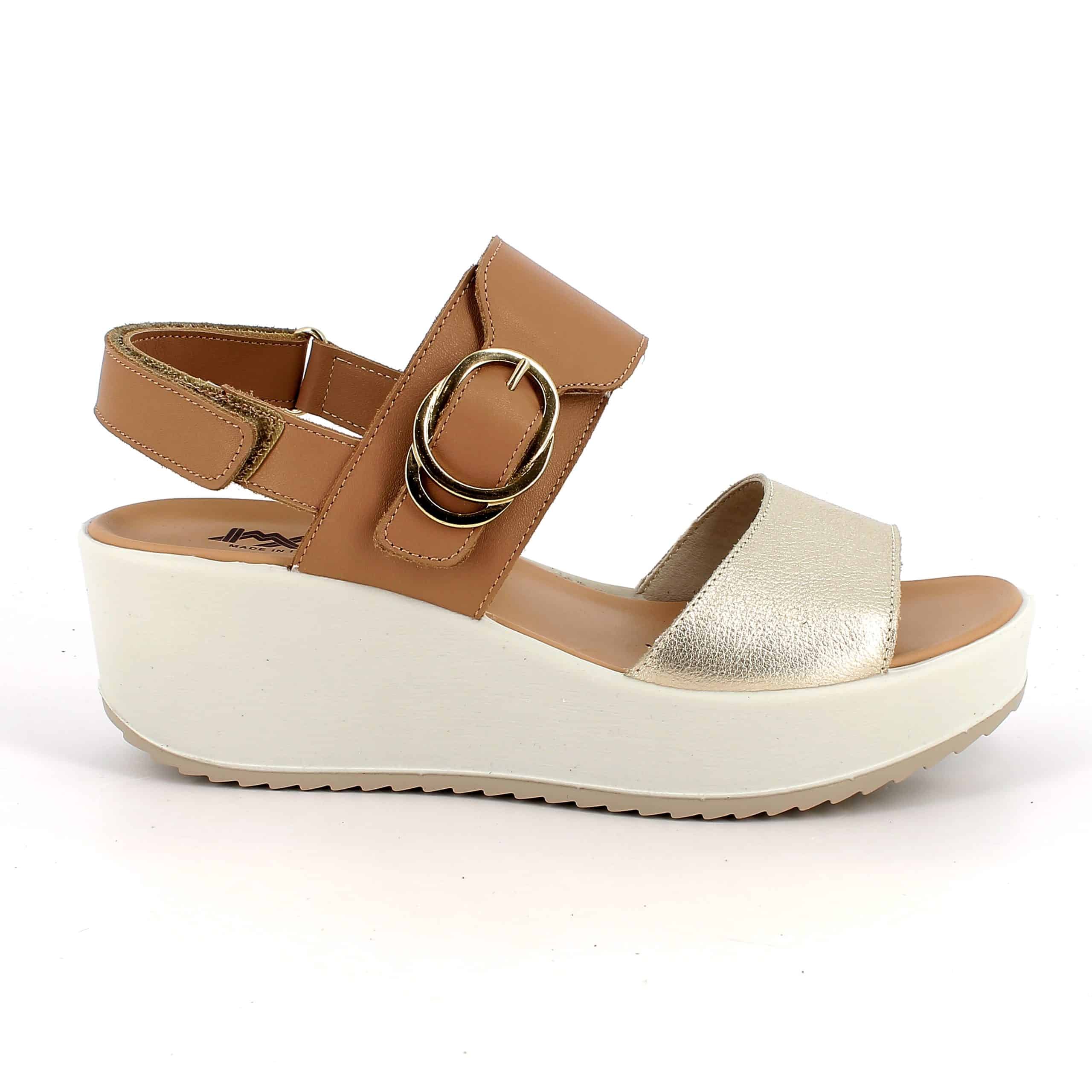 סנדלי עור איכותי עם אבזם דקורטיבי. דגם קל עם מדרס עור רך ובלימת זעזועים לתחושת נוחות מקסימלית לאורך כל היום. תוצרת איטליה.