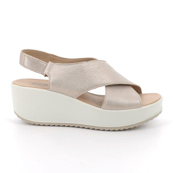 סנדלי עור טבעי בעיצוב נקי ואלגנטי. דגם קל במיוחד עם מדרס רך עם ריפוד ובלימת זעזועים לתחושת נוחות מקסימלית לאורך כל היום. תוצרת איטליה.