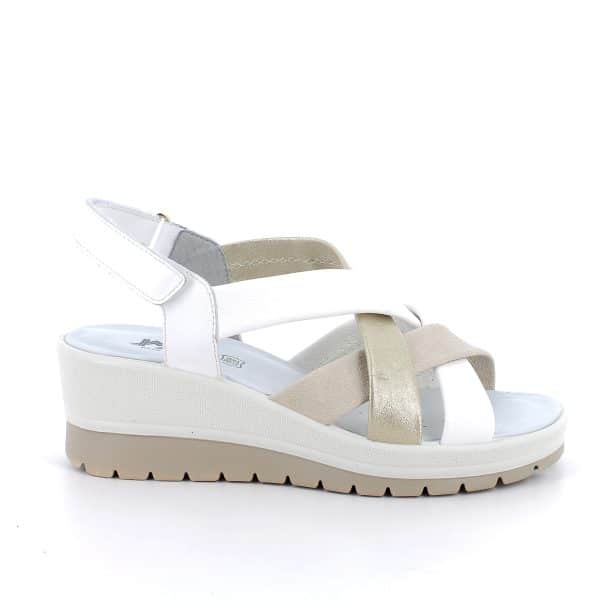 סנדלים עם רצועות רכות במיוחד. דגם קל ונוח במיוחד עם מדרס עור רך ובלימת זעזועים. תוצרת איטליה.