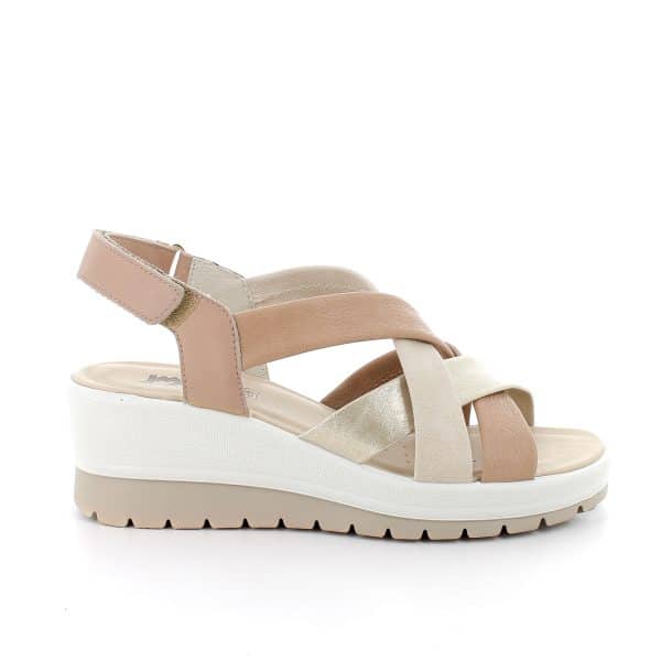 סנדלים עם רצועות רכות במיוחד. דגם קל ונוח במיוחד עם מדרס עור רך ובלימת זעזועים. תוצרת איטליה.