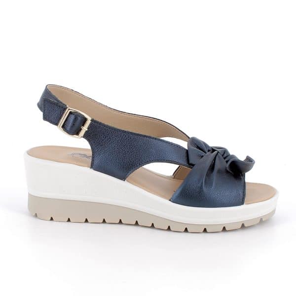 סנדלי עור איכותי בעיצוב נשי עם קשר דקורטיבי. דגם קל במיוחד עם מדרס רך עם ריפוד ובלימת זעזועים לתחושת נוחות מקסימלית לאורך כל היום. תוצרת איטליה