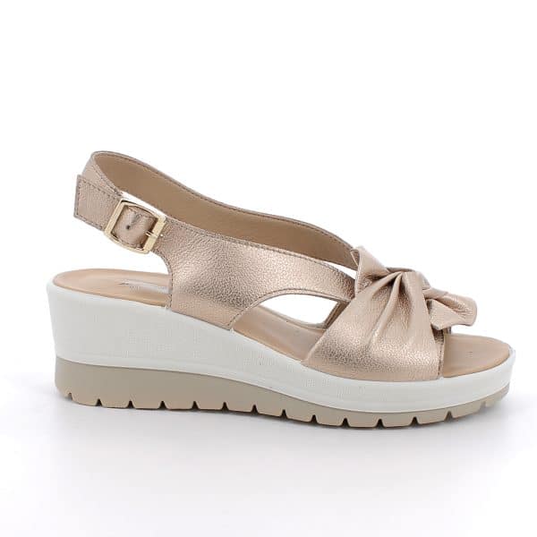 סנדלי עור איכותי בעיצוב נשי עם קשר דקורטיבי. דגם קל במיוחד עם מדרס רך עם ריפוד ובלימת זעזועים לתחושת נוחות מקסימלית לאורך כל היום. תוצרת איטליה.