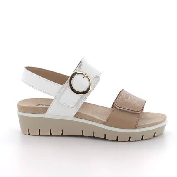 סנדלי עור עם אבזם דקורטיבי. דגם קל עם מדרס רך, סוליה גמישה ובלימת זעזועים לנוחות מקסימלית לאורך כל היום. תוצרת איטליה.