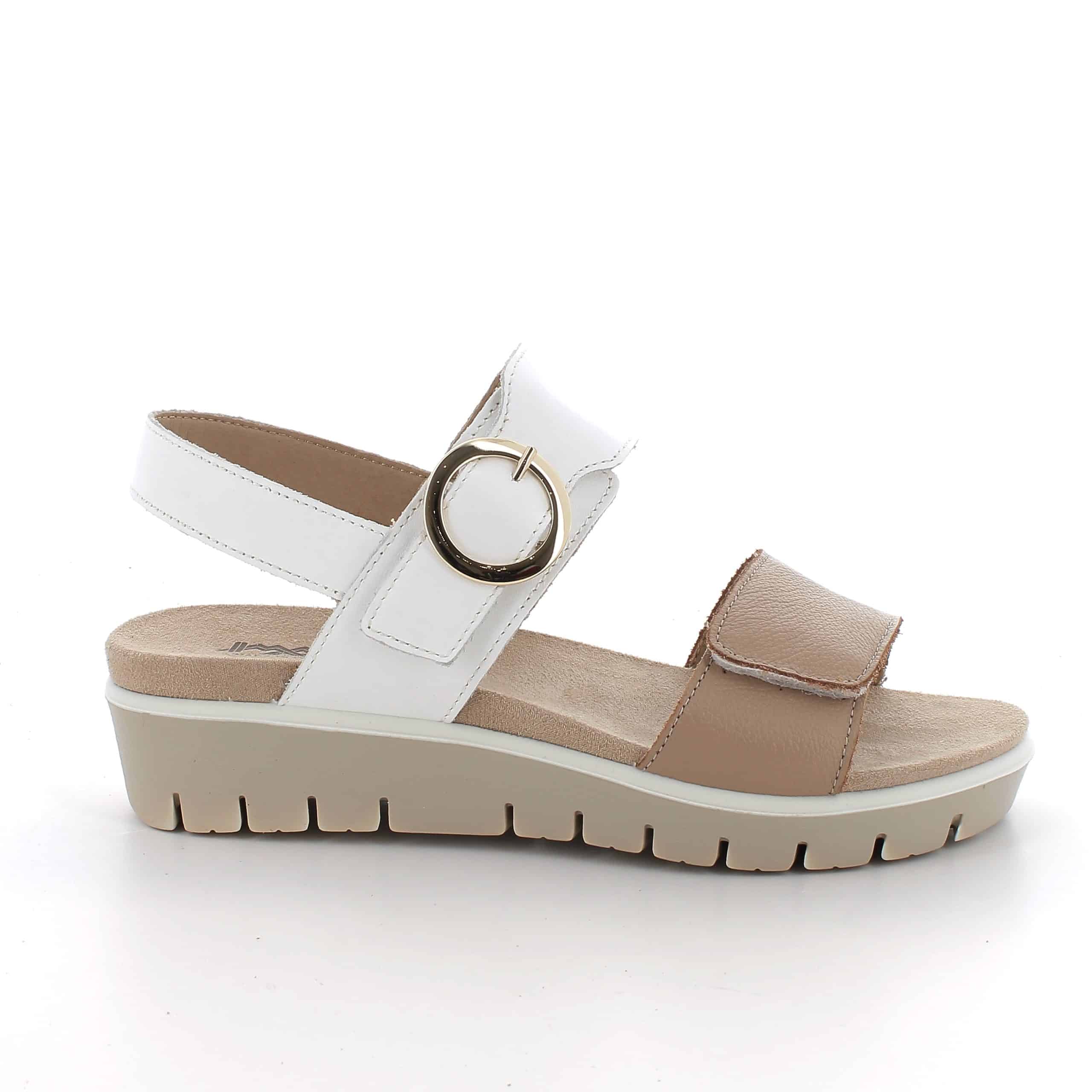 סנדלי עור עם אבזם דקורטיבי. דגם קל עם מדרס רך, סוליה גמישה ובלימת זעזועים לנוחות מקסימלית לאורך כל היום. תוצרת איטליה.