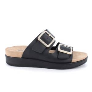 כפכפי עור עם אבזמים דקורטיביים. דגם קל עם מדרס אורטופדי רך, סוליה גמישה ובלימת זעזועים לנוחות מקסימלית לאורך כל היום. תוצרת איטליה.